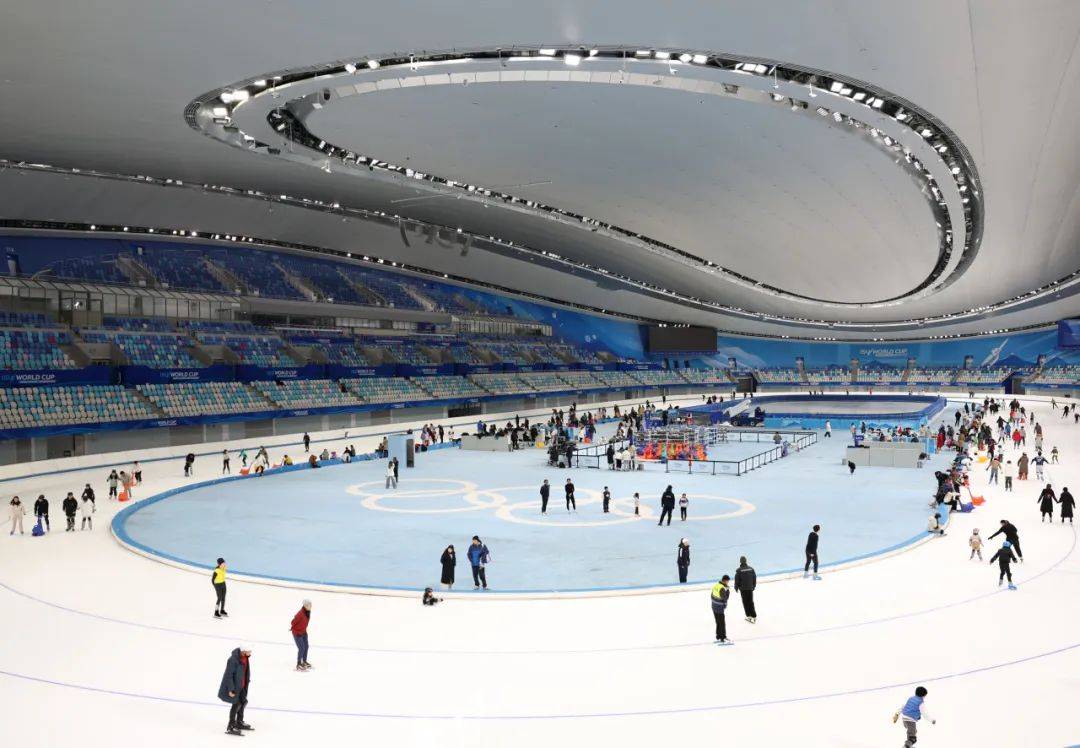 “苏超”赞助商已增至27家，苹果欲竞购美国F1赛事转播权 | 速报