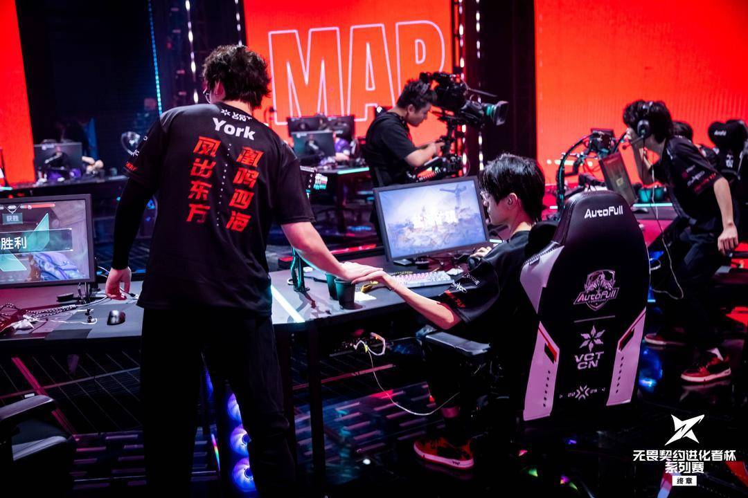 FPX夺得2025无畏契约进化者杯系列赛终章冠军